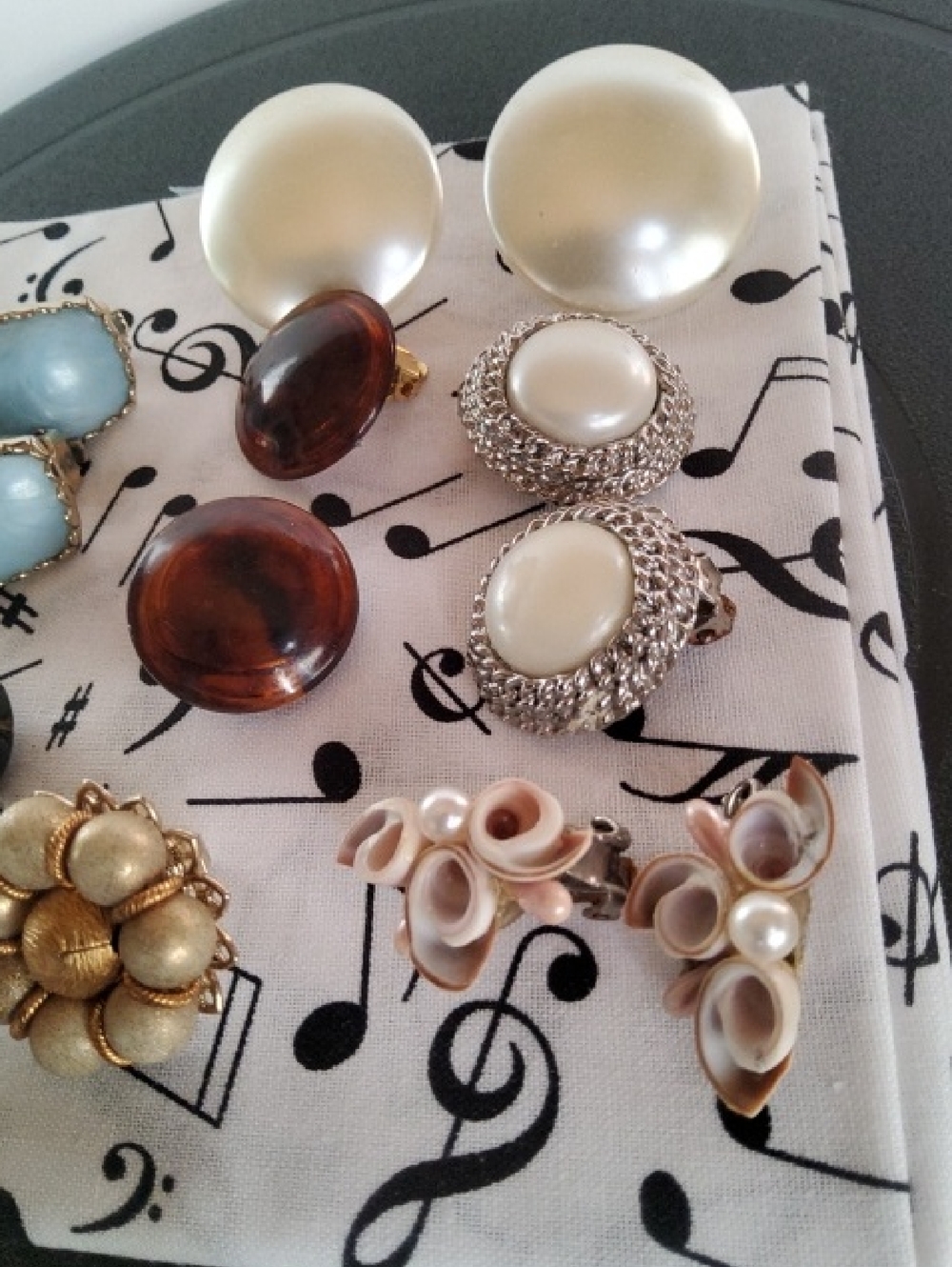 Vintage Lot Clip-on Earrings Hong Kong. - Picture 4 of 8
